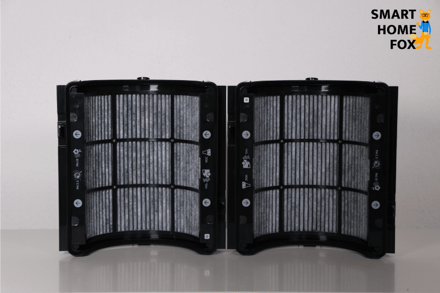 Die zwei 180 Grad gerundeten Aktivkohlefilter des Dyson Purifier Humidify+Cool Formaldehyde PH04 Luftreinigers stehen auf einem Regal